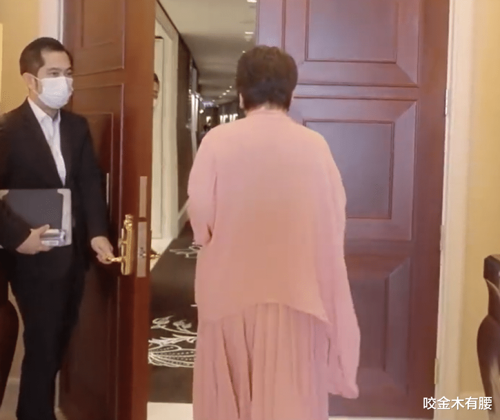 向太|向太陈岚晒生活短片，视察公司派头十足，坐大巴车回家获赞接地气