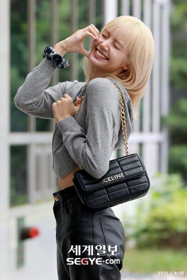 lisa|BLACKPINK Lisa为参加时装活动，飞往巴黎，机场大秀蚂蚁腰