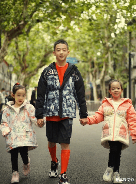 杨威|杨威为双胞胎女儿庆生，现场温馨且梦幻，妻子双腿纤细如竹竿