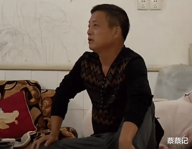 2020年,湖南一男子出轨当街被抓,妻子却不敢阻拦,直言:他太可怕