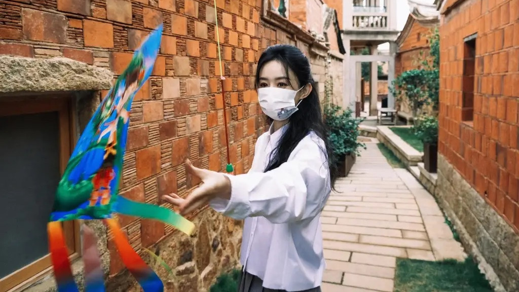 赵丽颖|赵丽颖打卡芜湖古城，穿衬衫配百褶裙放风筝，学院风打扮邻家感十足