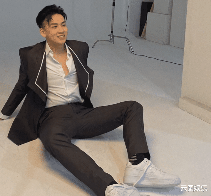 高凌风|恭喜！高凌风女儿被求婚，与导演男友拥吻太甜蜜，手中钻戒很耀眼