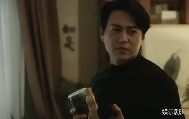 靳东|46岁靳东见商界大佬显拘谨,说话结巴,皱纹清晰,气质上就输了