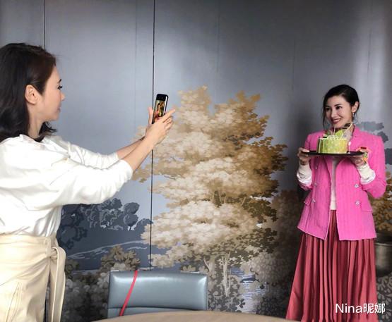 迪丽热巴|李嘉欣出院后首次露面！穿背心短裙捧蛋糕庆祝，脸色苍白强颜欢笑