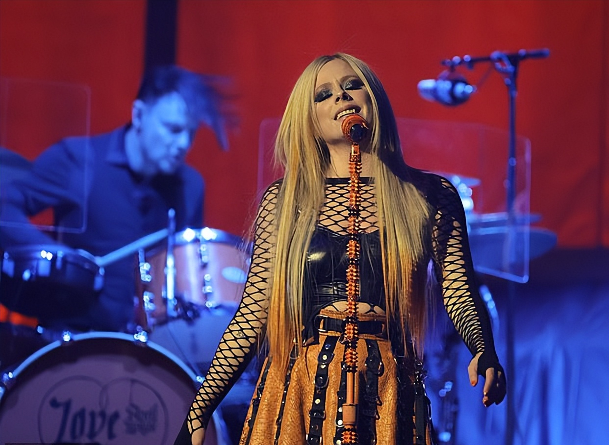 37岁的艾薇儿老成这样了？穿露腰装素颜出街像大妈，差点没认出来