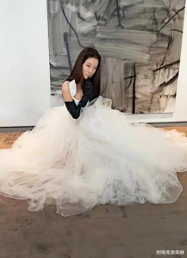 王薇薇73岁生日宴穿少女粉,身材好不让人羡慕,不服老才让人佩服