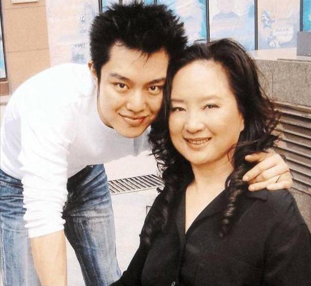 张金玲|张金玲：放弃前程生孩子，却被丈夫狠心抛弃，后改嫁富豪终获幸福