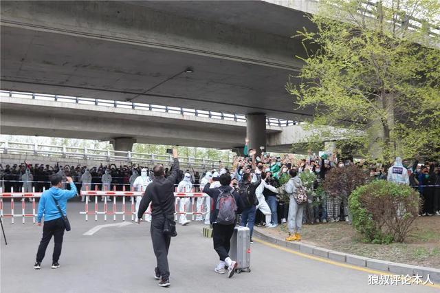 辽宁男篮|正式回归！辽宁男篮包机抵达沈阳，杨鸣公开发声：争取再立新功！