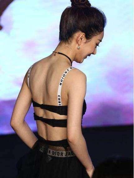 赵丽颖|《与凤行》：赵丽颖片场大露后背，步伐带风曼妙身姿太抢眼！