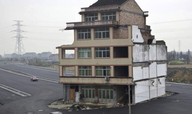 北京市|钉子户惹怒开发商，要400万加3套房遭拒，住在马路中间长达七年
