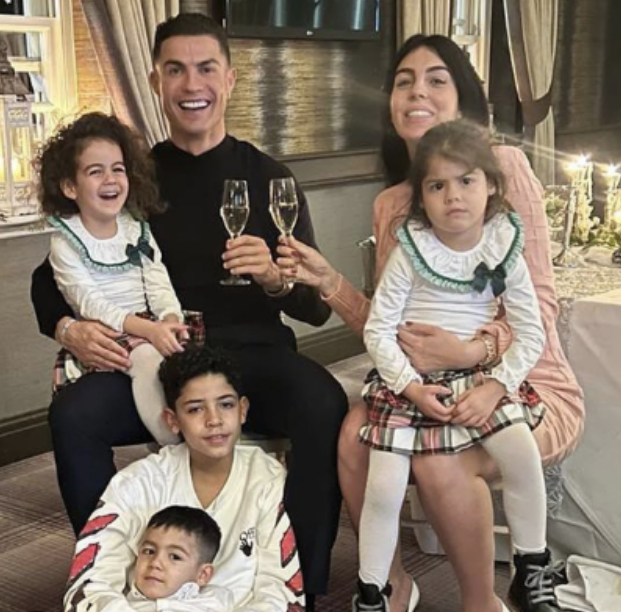 C罗|37岁还带五个娃 世界杯成C罗大型求职现场 沙特豪门已报价超2亿欧