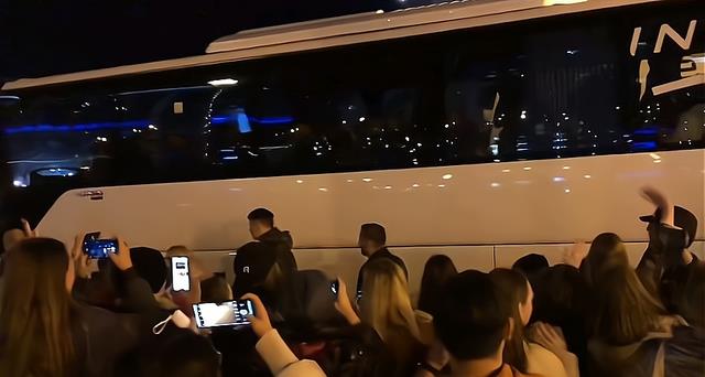 俄罗斯队|人气火爆！俄罗斯三套娃被粉丝围堵，千金戴帽子从人群中逃出来