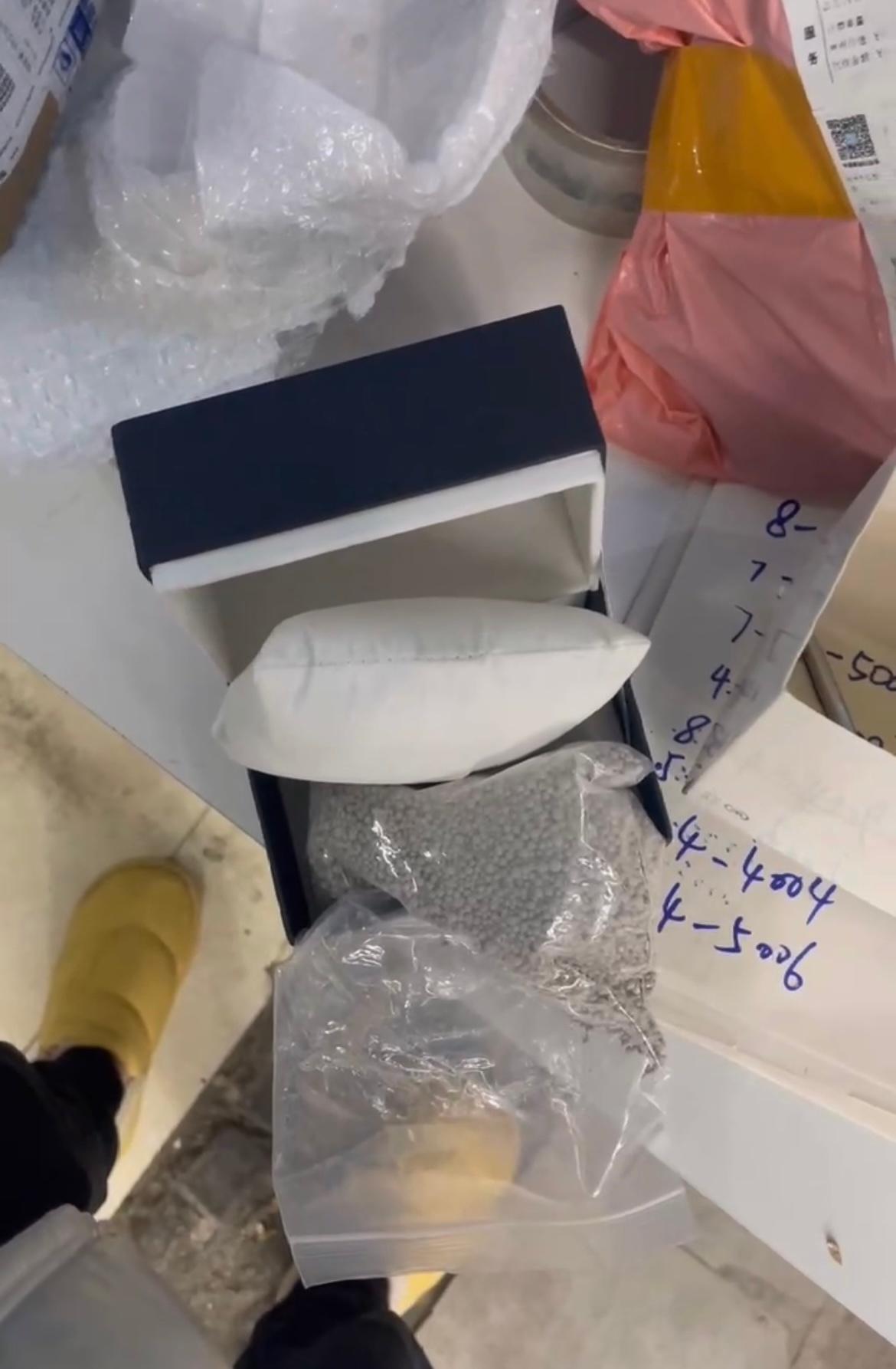 男子网购手表收到沙子，要求退一赔三被拒！