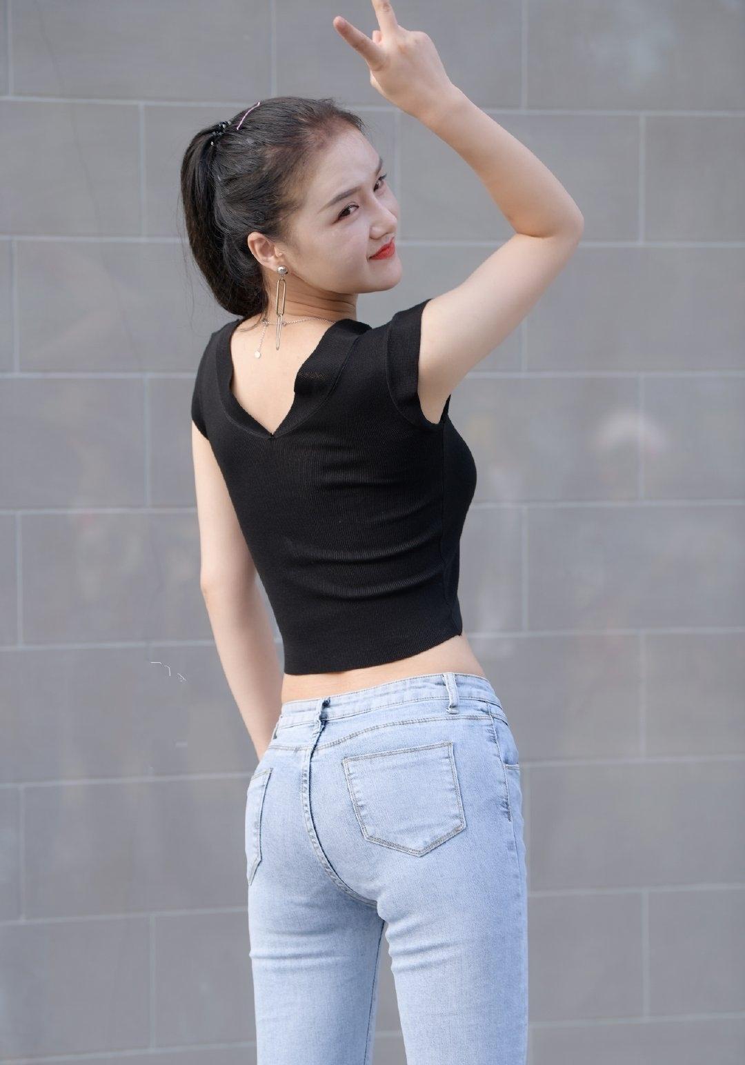 灰蓝色修身裤，质感高级，设计感十足