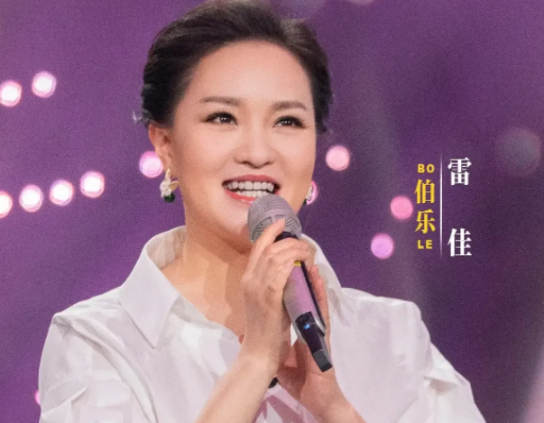 雷佳|《春天花会开》伯乐雷佳被质疑，观众不认识，那么她有何过人之处