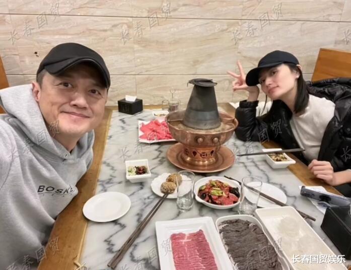 李亚鹏|李亚鹏夫妇外出吃火锅,小19岁娇妻素颜首曝光