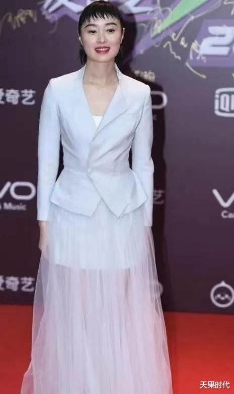化妆 吴越气质不错，西装搭配同色纱裙仙美十足，却被狗啃刘海抢了风头