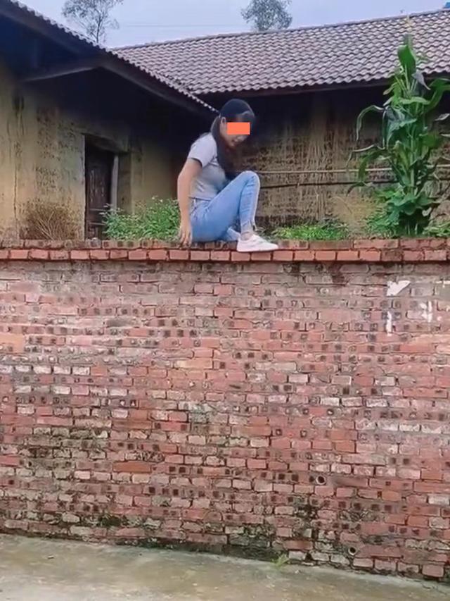 女子翻墙回老家遭路人误会,路人质问:是不是别人的老公回来了
