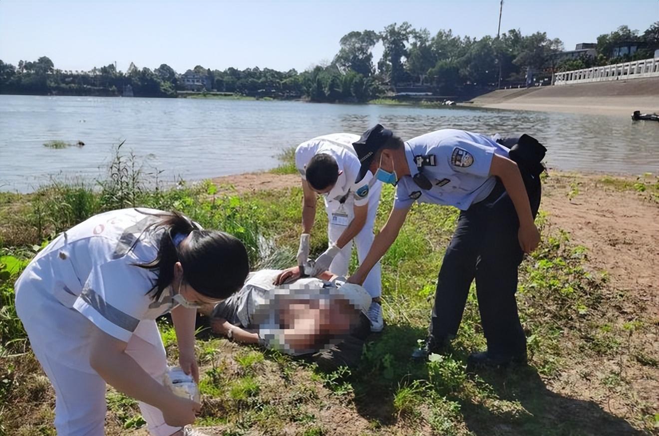 红火蚁|62岁老人河边钓鱼,差点被一只小蚂蚁送走