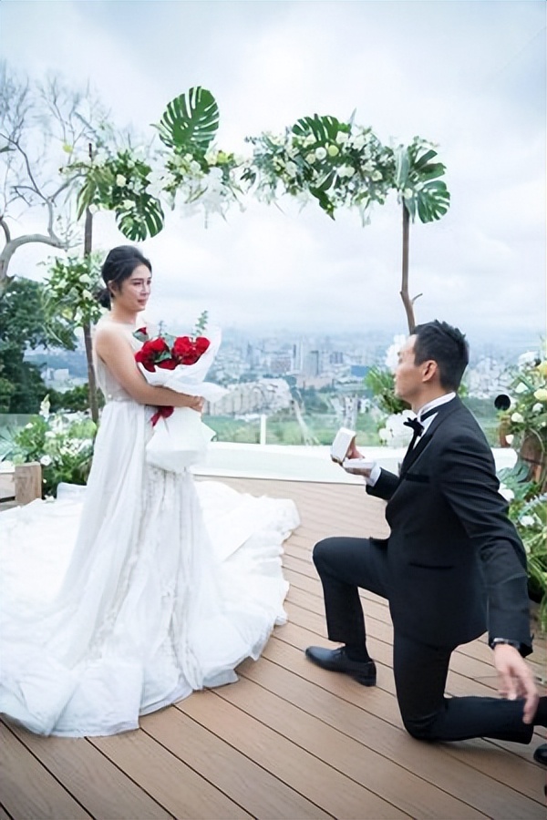 威廉|36岁男星与女友登记结婚!喜晒惊喜礼物,女方身材发福被疑怀孕