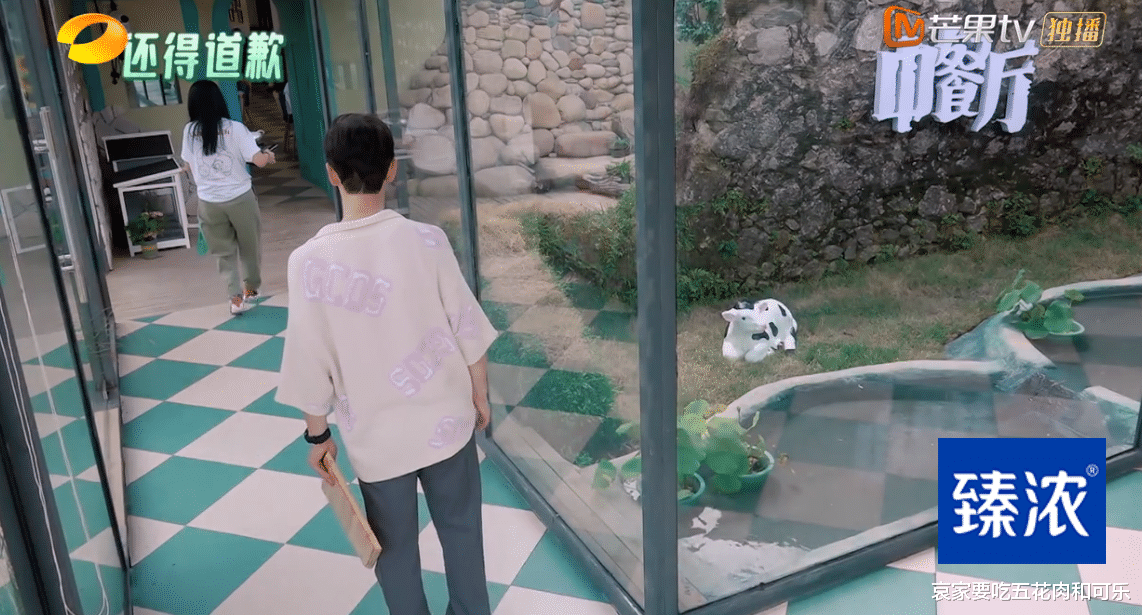 那英|那英隔老远大吼“对不起”  客人：不愧是练唱歌的