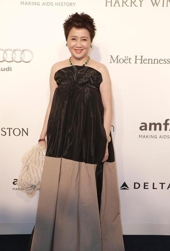 赌王|赌王四太判若两人|赌王在时光彩照人的梁安琪打扮随意衰老惊人?