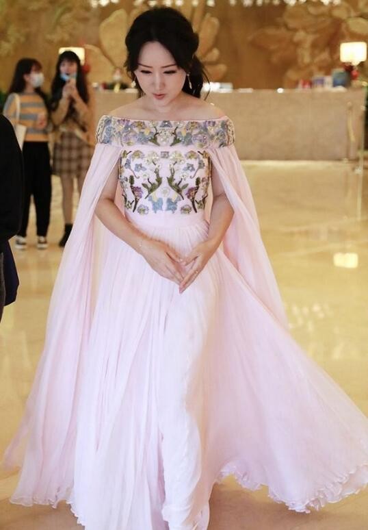 杨钰莹|杨钰莹这状态太让人羡慕！一袭裸粉色薄纱裙，50岁美成仙女下凡