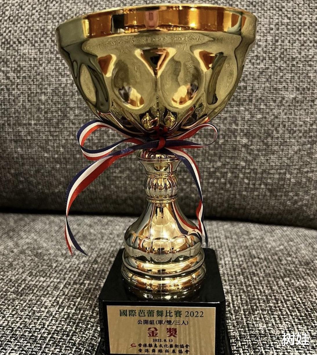 刘秀盈|刘銮雄女儿参加国际芭蕾舞比赛，首夺金奖很激动，吕丽君倍感骄傲