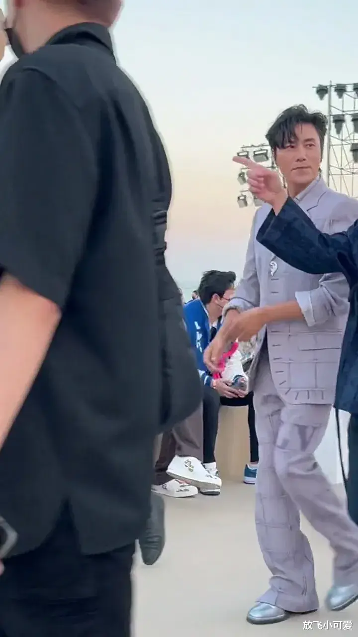 陈坤|陈坤这件衣服买大了！引发网友热议