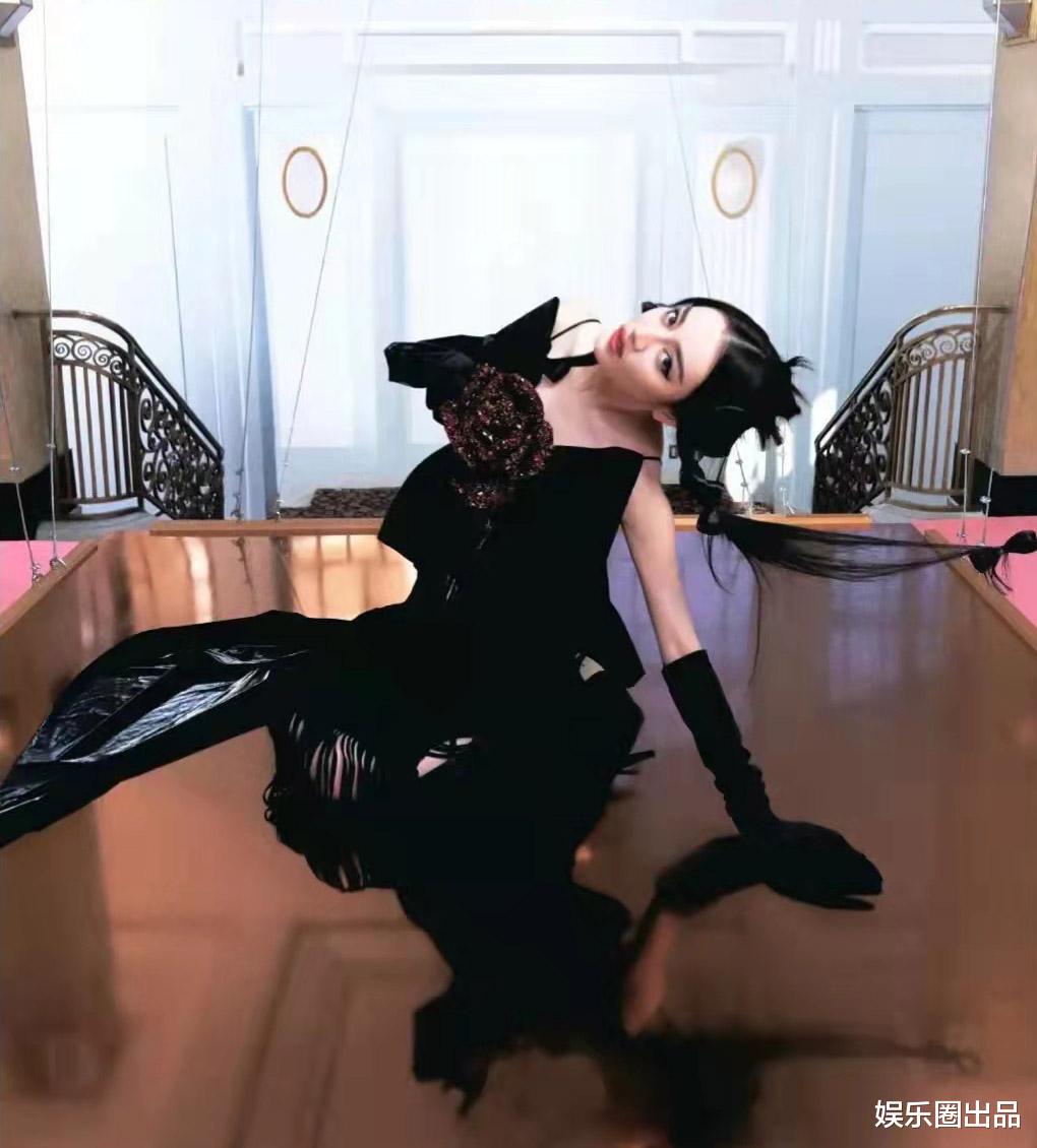 铁拳|迪丽热巴穿吊带裙拍大片，地上影子引起热议，网友：得罪了修图师