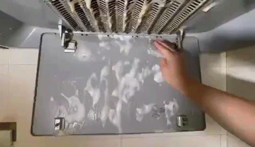 厨房油污别用钢丝球擦了!保洁阿姨教你正确做法,厨房焕然一新