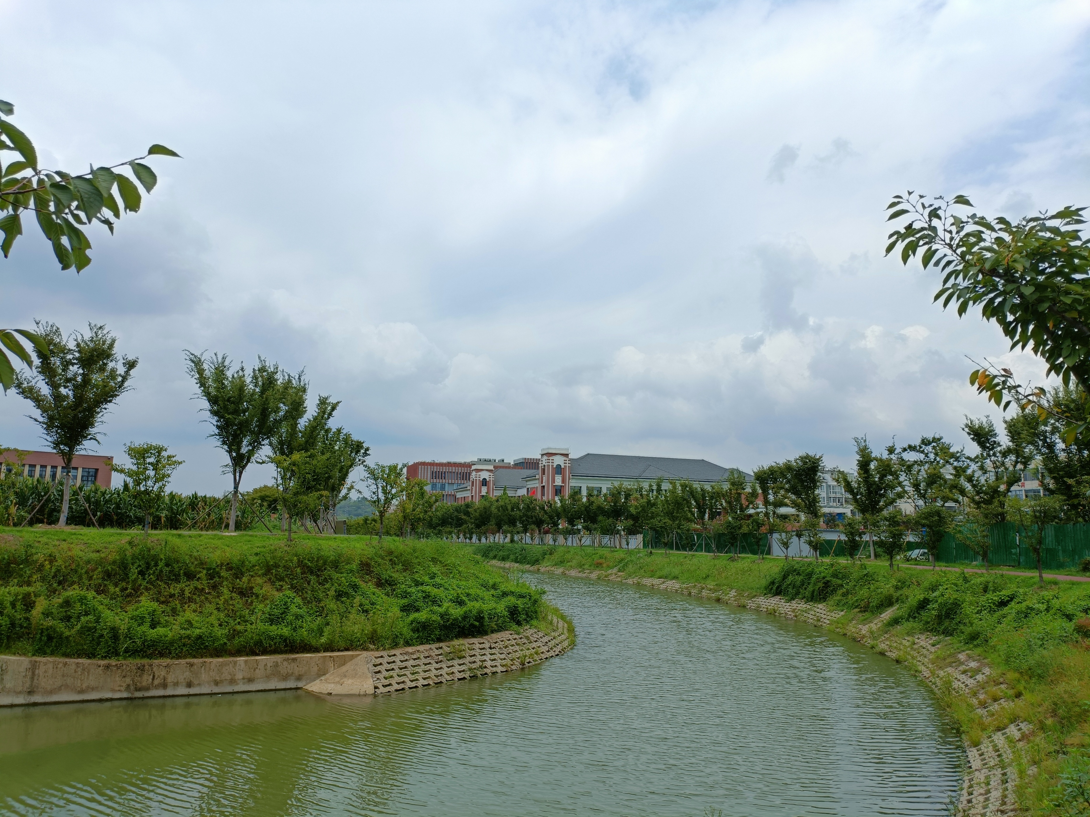 |3万人的乡镇,体育公园风景很美宛如景区,但却没有什么人