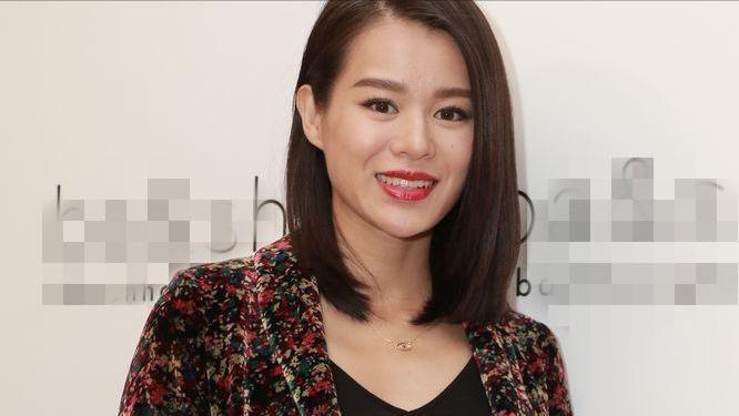 胡杏儿|胡杏儿疑怀四胎？与老公出游身形臃肿，干练短发戴发箍像孕妇