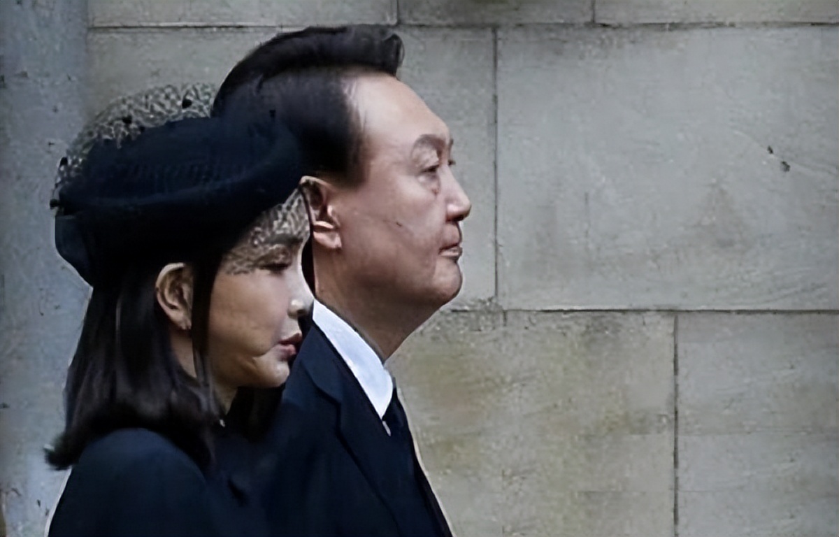医院 韩国第一夫人在美国穿韩服亮相!罕见盘起头发更惊艳,真是太嫩了