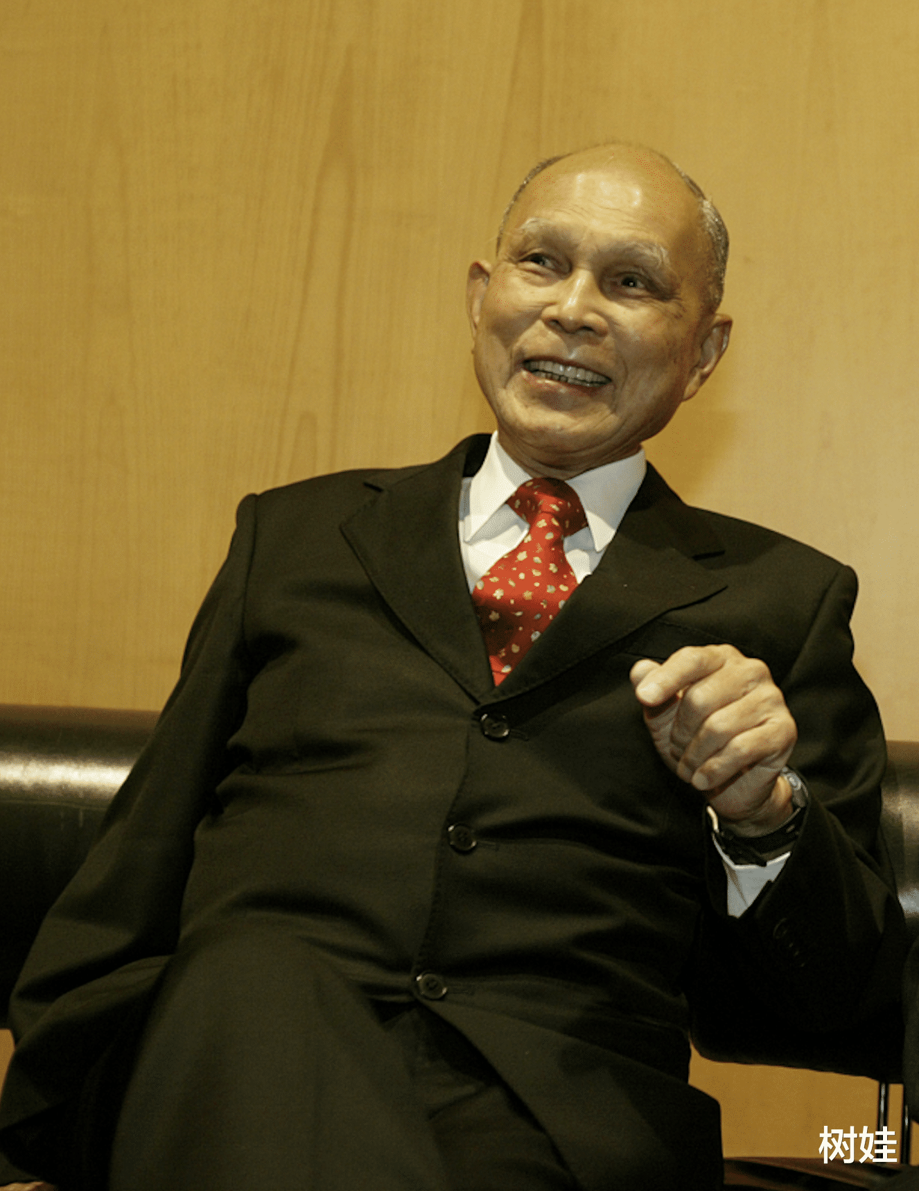 霍英东|霍英东二房儿子曝母亲现状,住95平米房子,每月写欠条向长房要钱