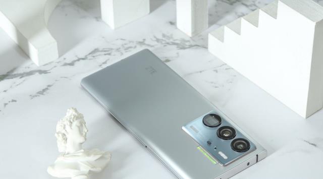 中兴|中兴Axon40Ultra：屏下设计+6400万三主摄+骁龙8，为何卖不动？