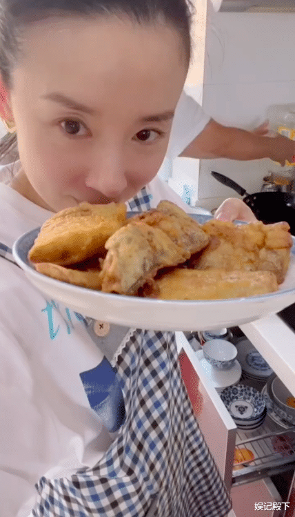 董洁|董洁父母长相曝光，老父亲五官端正超儒雅，三代同堂太温馨！