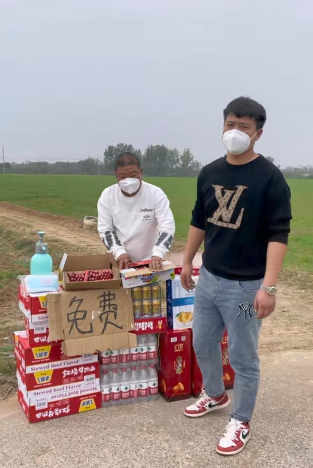 富士康员工徒步归乡,大货车司机暖心,家永远是港湾!