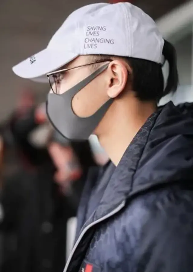 黄子韬|黄子韬驾豪车载徐艺洋吃料理，女方穿豹纹外套表情傲娇，疑已同居