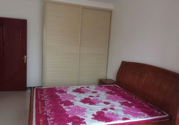 辛苦奋斗8年买新房，装修只花6万，亲戚嘲笑像出租房，心累