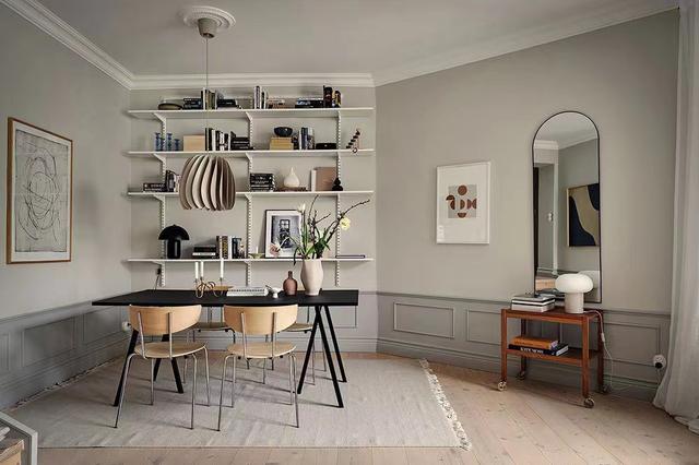 他家69㎡,蓝丝绒沙发很妙,红砖墙很养眼,一个人的时光很精致