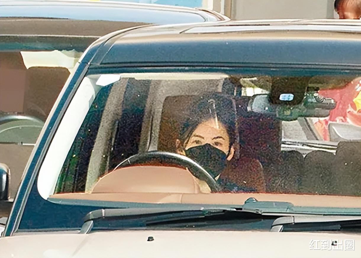 张柏芝|41岁张柏芝游泳被晒伤，仅穿一件背心露出排骨胸，肩膀处又红又肿