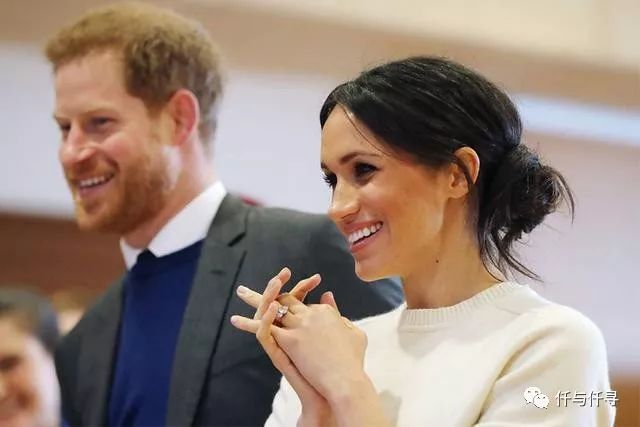 英女王更疼爱梅根？礼服穿到一身皱、翘二郎腿没坐姿都被原谅了