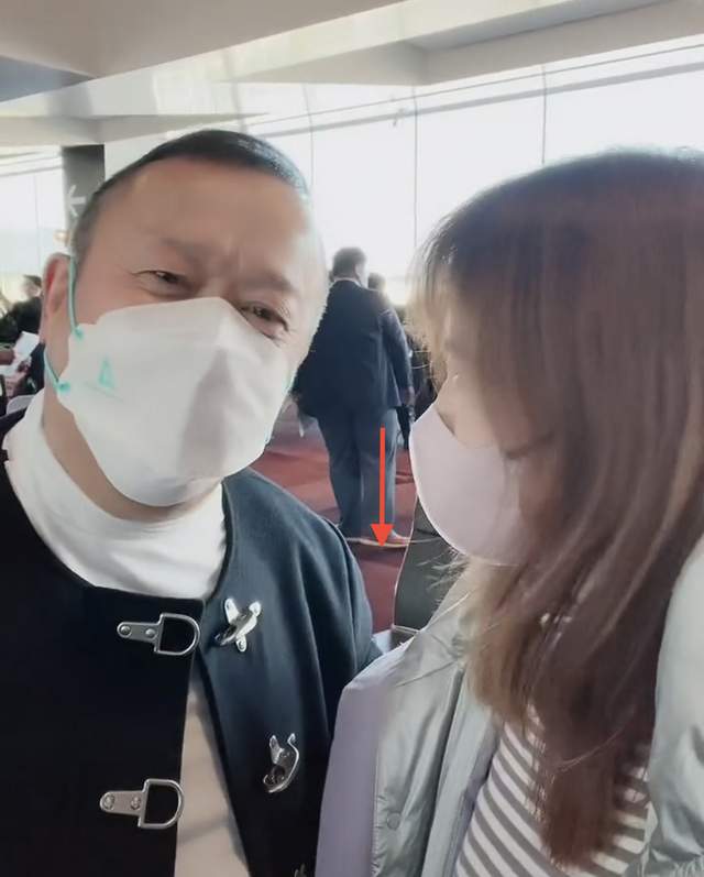 曾志伟|曾志伟在日本与空姐热聊!主动搂女粉肩膀引争议,三月前热吻美女