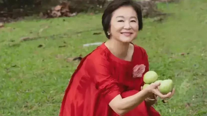 林青霞|林青霞穿红裙逛花园，67岁像极了47岁，果然女人气质比年龄重要