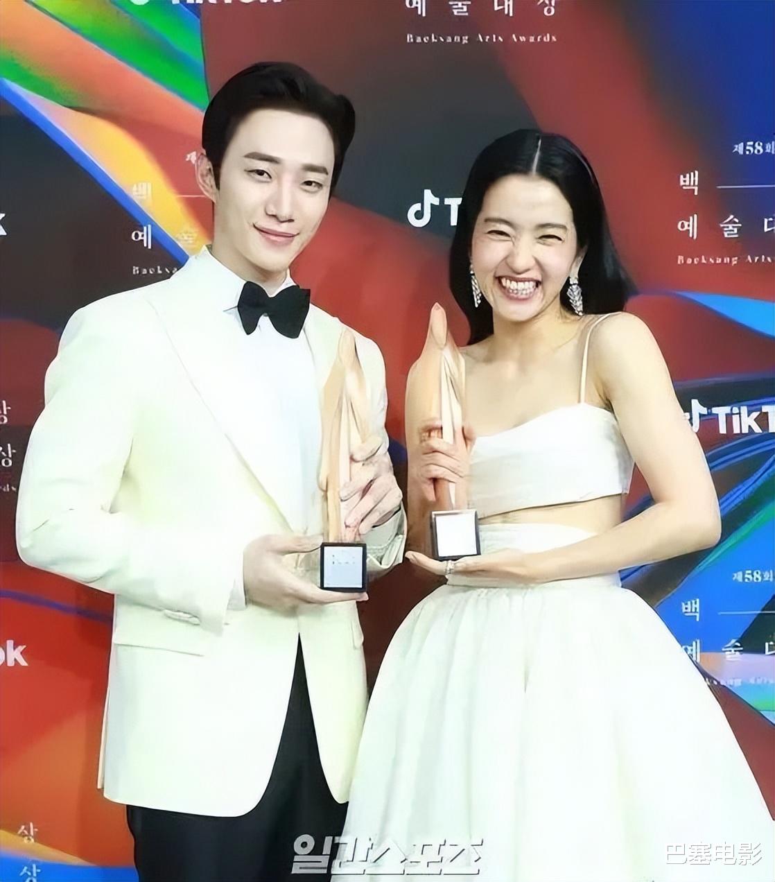 百想大赏红毯：林允儿惊艳，秀智美貌被束缚，朴宝剑腮肿了两个大