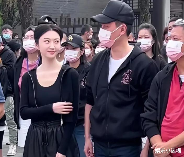 景甜|景甜被罚722万后现身,与冯绍峰拍新戏,同骑一匹马笑容满面