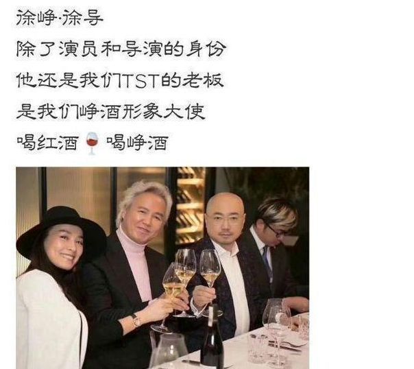 徐峥|徐峥携众女星聚会，与阿娇靠肩合影关系亲密，结束后一同看话剧