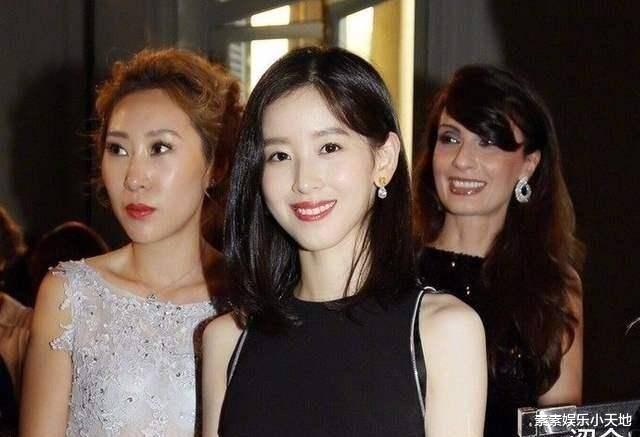 章泽天|章泽天出席时尚活动,现场自信满分,奢华又不失贵气