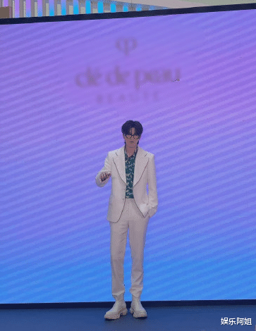 街拍|蔡徐坤出席活动人气旺！出动上百安保人员，这阵仗有点大